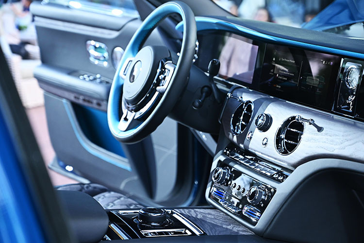 Tấm bảng phát sáng Illuminated Fascia là bảng táp-lô bên phụ, lấy cảm hứng từ các vì sao di chuyển, gợi nhắc hình ảnh bầu trời đêm tua nhanh. Chất liệu Grey Stained Ash được chọn cho phần gỗ trang trí, trộn thêm hạt kim loại nhỏ để tạo hiệu ứng ánh sáng lấp lánh - một kỹ thuật mất hơn bốn năm để phát triển.