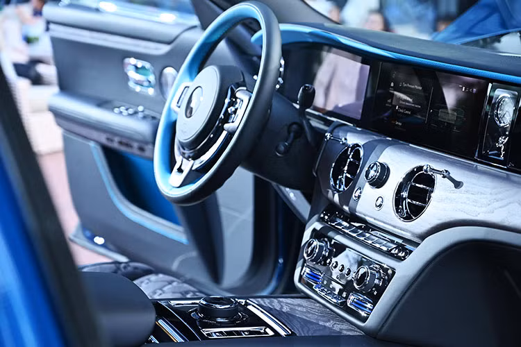 Tấm bảng phát sáng Illuminated Fascia là bảng táp-lô bên phụ, lấy cảm hứng từ các vì sao di chuyển, gợi nhắc hình ảnh bầu trời đêm tua nhanh. Chất liệu Grey Stained Ash được chọn cho phần gỗ trang trí, trộn thêm hạt kim loại nhỏ để tạo hiệu ứng ánh sáng lấp lánh - một kỹ thuật mất hơn bốn năm để phát triển.