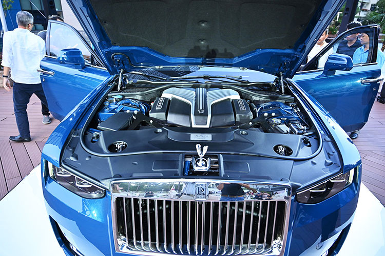 Ghost Series II tiếp tục sử dụng động cơ V12 tăng áp kép, dung tích 6.75L, sản sinh công suất tối đa 563 mã lực và mô-men xoắn cực đại 850 Nm. Xe được trang bị hộp số tự động 8 cấp ZF và hệ dẫn động 4 bánh toàn thời gian. Trên Ghost Series II, hệ thống treo Planar được thiết kế tinh vi với bộ giảm chấn dạng Upper Wishbone bố trí phía trên lò xo trước.