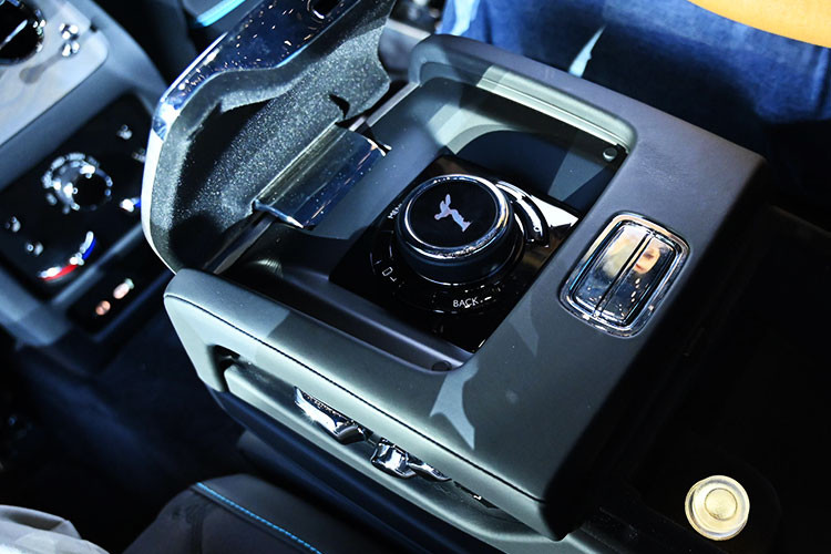 Phiên bản Bespoke còn sử dụng trần xe như một chiếc loa thứ hai, mang đến trải nghiệm âm thanh toàn diện. Nếu chọn thêm tùy chọn trần Starlight, hiệu ứng ánh sáng sao trời được kết hợp cùng màng lọc âm đặc biệt, tạo nên sự hòa quyện giữa hình ảnh và âm thanh hiếm thấy.