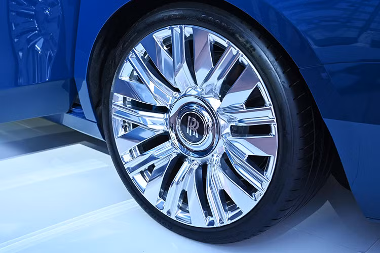 Khách hàng cũng sẽ có thêm hai tùy chọn mâm xe đa chấu kích cỡ 22 inch thiết kế mới: một loại đánh bóng toàn phần và một loại đánh bóng từng phần, tạo nên hai phong cách khác nhau cho cùng một tổng thể ngoại thất.