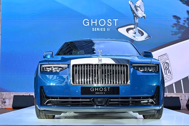 Xe sở hữu lưới tản nhiệt Pantheon mang biểu tượng Spirit of Ecstasy giờ đây có khả năng phát sáng, tạo điểm nhấn thị giác ấn tượng khi di chuyển trong đêm. Hệ thống chiếu sáng phía trước được tinh chỉnh nhẹ nhàng với cụm đèn pha và đèn ban ngày sắc nét hơn. Những chi tiết mạ crôm mới mẻ trên đầu xe càng làm nổi bật cảm giác cao cấp và trang trọng.