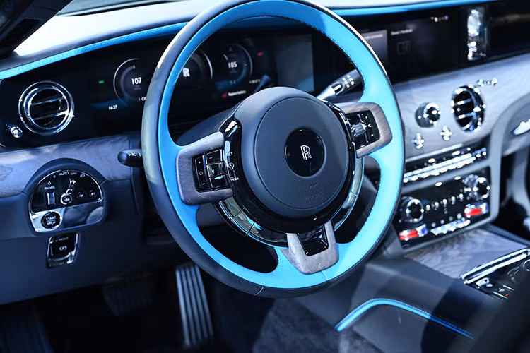 Ghế ngồi phía sau Ghost Series II hỗ trợ kết nối tối đa hai thiết bị, cho phép phát nội dung độc lập trên từng màn hình. Chức năng mát-xa, sưởi và làm mát cũng được tích hợp đầy đủ. Hệ thống âm thanh là điểm nhấn với 18 loa, bộ khuếch đại công suất 1.400 watt, tích hợp công nghệ biến các chi tiết nhôm thành hộp cộng hưởng tần số thấp.