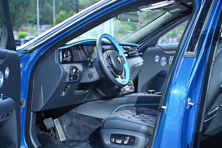 Bên trong nội thất của Ghost Series II là sự kết hợp hoàn hảo giữa công nghệ hiện đại và nghệ thuật thủ công đỉnh cao. Bảng táp-lô giờ đây sử dụng kính liền khối thay cho thiết kế truyền thống. Cụm đồng hồ nay là màn hình điện tử hoàn toàn, cho phép Bespoke cả màu sắc hiển thị theo sở thích khách hàng.