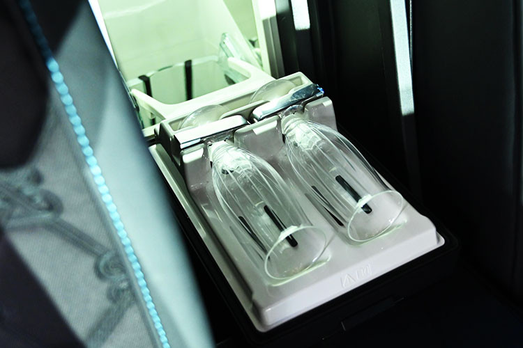 Ghost Series II còn có tùy chọn hàng ghế "Serenity Seating" có giá đỡ chân như khoang hạng nhất máy bay. Tủ làm mát rượu được thiết kế hai mức nhiệt độ cố định 6 độ C và 11 độ C, phục vụ tối ưu cho các loại Champagne, theo lời khuyên từ chuyên gia pha chế của Rolls-Royce.