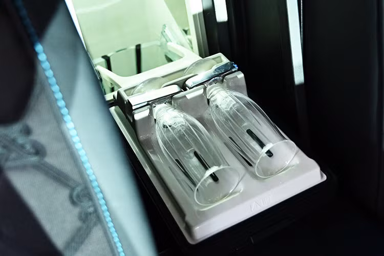 Ghost Series II còn có tùy chọn hàng ghế "Serenity Seating" có giá đỡ chân như khoang hạng nhất máy bay. Tủ làm mát rượu được thiết kế hai mức nhiệt độ cố định 6 độ C và 11 độ C, phục vụ tối ưu cho các loại Champagne, theo lời khuyên từ chuyên gia pha chế của Rolls-Royce.