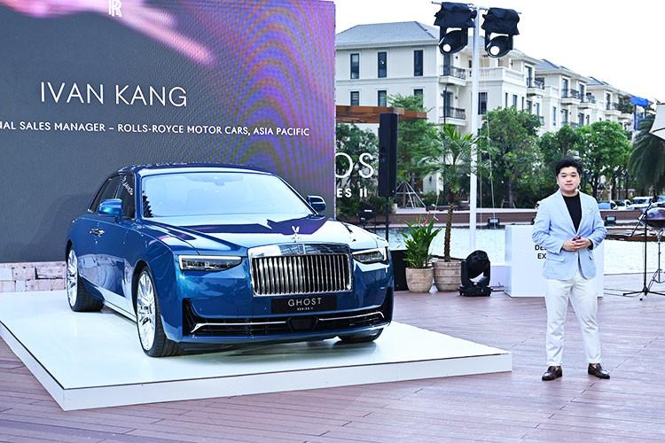 Ngày 17/4 vừa qua, giới yêu xe tại TP.HCM đã được chiêm ngưỡng mẫu xe siêu sang Rolls-Royce Ghost Series II 2025 mới - đây là phiên bản nâng cấp giữa vòng đời của dòng sedan siêu sang đình đám đến từ Anh quốc được phân phối chính hãng tại Việt Nam.