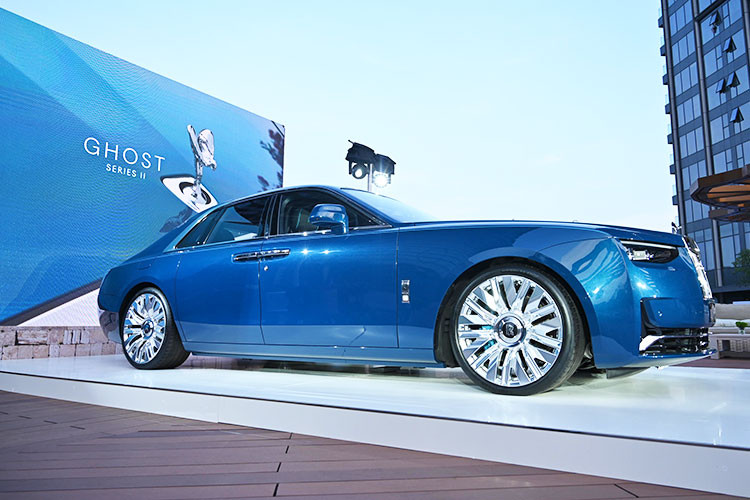 Đồng thời, các giảm xóc điều khiển bằng điện tử có thể điều chỉnh liên tục theo thời gian thực, kết hợp với các thanh ổn định kích thước lớn, góp phần mang lại cảm giác lái vững chãi và êm ái hơn. Ở phía sau, hệ thống treo dạng khí nén với thiết kế 5 liên kết thông minh giúp tự động cân bằng theo tải trọng.