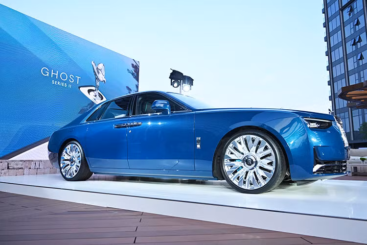 Đồng thời, các giảm xóc điều khiển bằng điện tử có thể điều chỉnh liên tục theo thời gian thực, kết hợp với các thanh ổn định kích thước lớn, góp phần mang lại cảm giác lái vững chãi và êm ái hơn. Ở phía sau, hệ thống treo dạng khí nén với thiết kế 5 liên kết thông minh giúp tự động cân bằng theo tải trọng.