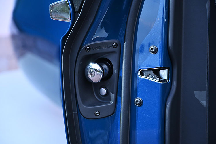 Chiếc xe Ghost Series II được trưng bày tại buổi ra mắt mang lớp sơn Mustique Blue - sắc xanh lấy cảm hứng từ biển Caribbean với hiệu ứng lấp lánh nhờ các hạt thủy tinh và mica, từng được sử dụng trên mẫu Phantom II Continental năm 1929 mà chính Henry Royce sở hữu.