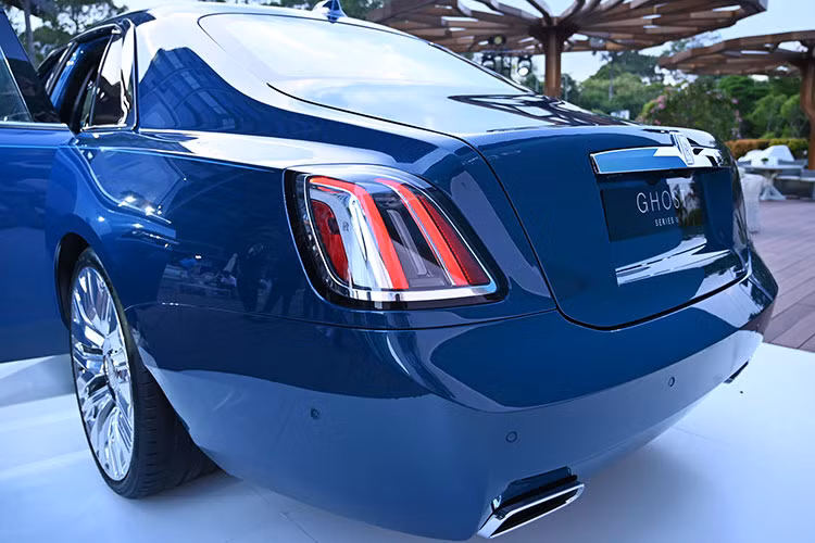 Ở phía sau, Ghost Series II sở hữu cụm đèn hậu tái thiết kế với hai dải LED chạy dọc lấy cảm hứng từ mẫu coupe điện Spectre. Biểu tượng chữ "R" đôi được khắc tinh tế trên các mảng kim loại, góp phần hoàn thiện phần đuôi xe thanh lịch.