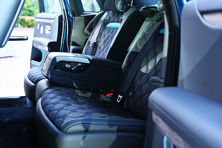 Một điểm nhấn thú vị khác là chất liệu Duality Twill - loại vải dệt từ cây tre mang tính bền vững cao, được lấy cảm hứng từ khu rừng tre gần biệt thự Mimosa, nơi Henry Royce từng nghỉ dưỡng. Loại vải này được thêu tay với họa tiết "Duality", sử dụng đến 2,2 triệu mũi chỉ, kéo dài hơn 20 giờ chế tác thủ công cho mỗi bộ nội thất.