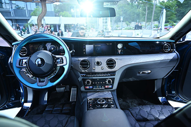 Hệ điều hành Spirit tích hợp trên màn hình trung tâm đi kèm ứng dụng Whispers độc quyền dành cho chủ sở hữu Rolls-Royce. Với Whispers, người dùng có thể gửi lộ trình từ điện thoại đến xe, xem vị trí xe theo thời gian thực và điều khiển các chức năng từ xa.