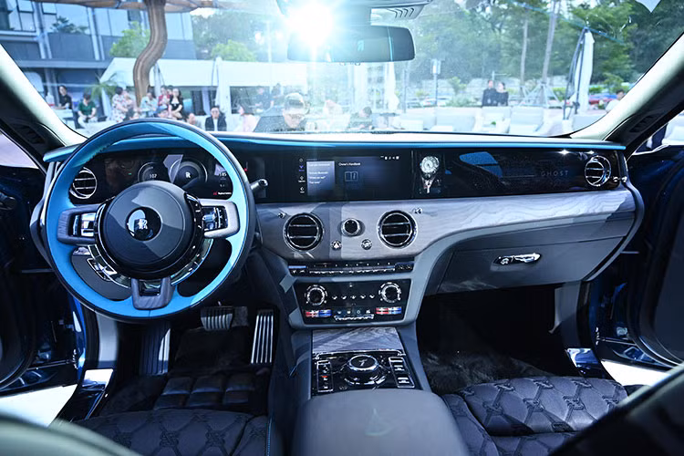 Hệ điều hành Spirit tích hợp trên màn hình trung tâm đi kèm ứng dụng Whispers độc quyền dành cho chủ sở hữu Rolls-Royce. Với Whispers, người dùng có thể gửi lộ trình từ điện thoại đến xe, xem vị trí xe theo thời gian thực và điều khiển các chức năng từ xa.