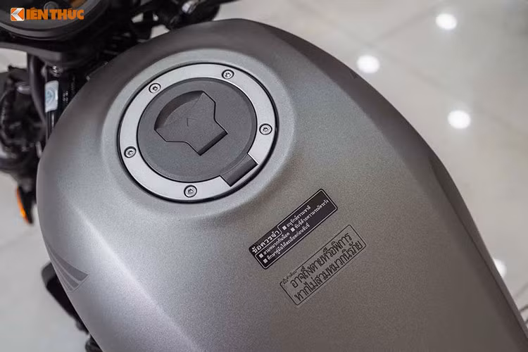 Với Rebel 500 và phiên bản nhỏ hơn 300, hãng xe máy Honda cũng đã thu hẹp chiếc xe một cách tối đa để hạn chế cảm giác cồng kềnh của một mẫu cruiser thông thường. Phần bình xăng gợi nhớ tới thiết kế bình "hạt đậu" (peanut) trên những mẫu bobber độ, với dung tích 11,2 lít.