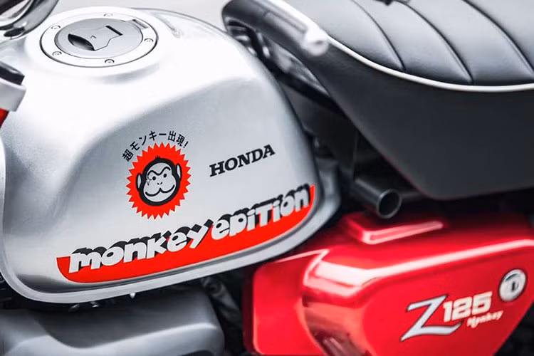 Trên bình xăng xe, dòng chữ Monkey Edition cũng được cách điệu với phông chữ đáng yêu nằm trên dải màu đỏ đẹp mắt. Tiếp đó, cùng tông màu với phuộc ngược USD phía trước là bộ ốp hông cũng được sơn phủ theo dạng màu đỏ Crôm điệu đà.
