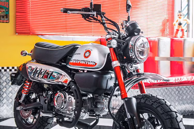 Như vậy, mãu xe máy côn tay cỡ nhỏ Honda Monkey 2022 mới sẽ được bổ sung thêm một màu đặc biệt nữa giúp nó trở nên thời trang và nổi bật hơn.