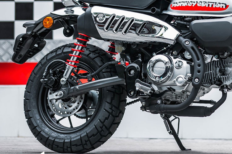 "Xe khỉ" vẫn được giữ nguyên sức mạnh với khối động cơ 125 phân khối, hộp số 5 cấp cho công suất tối đa 9,3 mã lực đạt ở ngưỡng tua 6.750 vòng/phút, mô-men xoắn cực đại 11 Nm tại 5.500 vòng tua/phút. Khối động cơ này vừa được Honda nâng cấp cho Monkey thế hệ mới từ tháng 6 vừa qua.