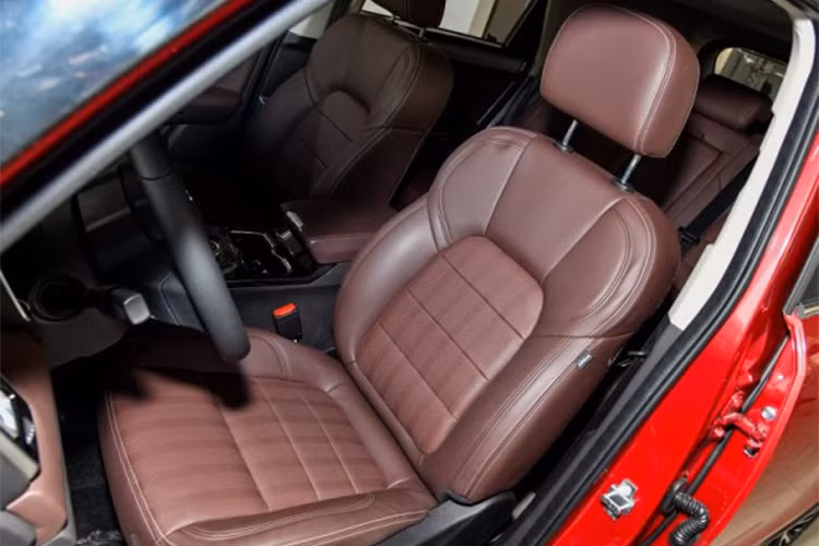 Động cơ xe được cho là loại máy xăng tăng áp, dung tích 1,5 lít, mượn từ Mitsubishi. Cỗ máy này cho công suất 150 mã lực, kết hợp hộp số sàn 6 cấp hoặc tự động vô cấp. Hệ dẫn động cầu trước là trang bị duy nhất.