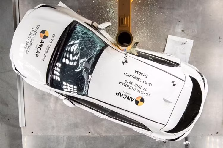 Bên cạnh đó, hệ thống phanh khẩn cấp tự động của Corolla Hatchback bản 2019 cũng được đánh giá ở mức tốt khi trải qua bài thử nghiệm tốc độ thấp tương tự như lái xe trong đô thị, đạt điểm tuyệt đối 4/4 khi có thêm tính năng hỗ trợ phanh thông minh AEB-City.