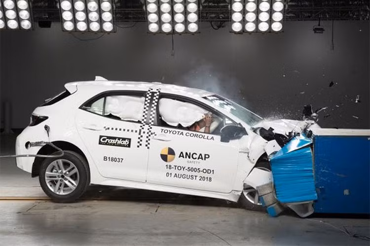 Đối với các bài kiểm tra cá nhân khác, Toyota Corolla Hatchback mới đạt 7,31 / 8 điểm khi thực hiện bài thử nghiệm va chạm trước một phần và 7,57 / 8 điểm trong các bài thử va chạm toàn phần của đầu xe.