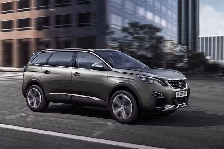 Bên cạnh đó, khách hàng khi mua mẫu xe mới này cũng sẽ có lựa chọn thêm với phiên bản động cơ hybrid, có công suất lần lượt 240 mã lực đối với xe sử dụng động cơ điện duy nhất ở trục trước và một biến thể có công suất lên tới 300 mã lực sử dụng động cơ điện ở cả 2 trục.