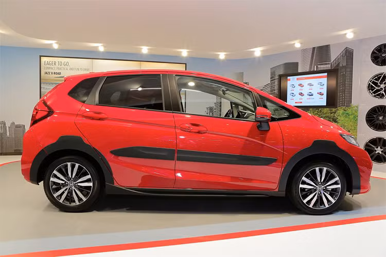 Mặc dù là phiên bản mới, nhưng Jazz cũng chỉ được được hãng xe Honda bổ sung thêm nhiều chi tiết trông cứng cáp hơn như vè ốp nhựa màu đen ở 4 bánh xe, ốp thân xe màu đen. Trong khi đó mâm xe vẫn là loại 16 inch như phiên bản hatchback thông thường.