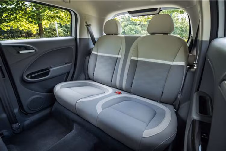 Chiếc Ora White Cat có hai tuỳ chọn pin, dung lượng 34 kWh đi cùng mô tơ điện công suất 48 mã lực và momen xoắn cực đại 125 Nm và 38 kWh cùng mô tơ điện công suất 60 mã lực và momen xoắn cực đại 130 Nm). Hai phiên bản này có cự li di chuyển lần lượt là 360km và 401 km cho một lần sạc.