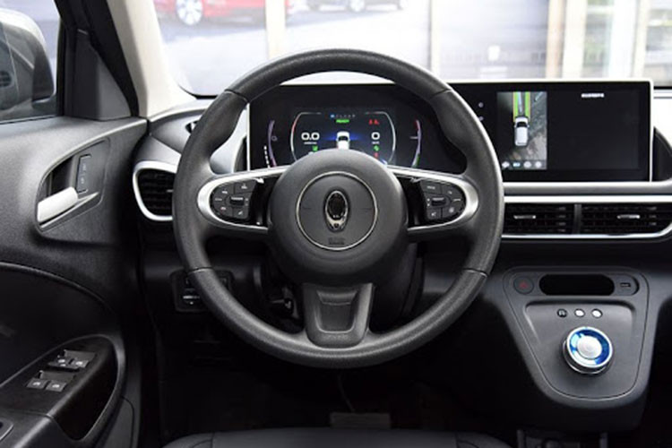 Bên trong khoang nội thất của Ora White Cat hướng đến sự rộng rãi, thực dụng và có nhiều chi tiết hiện đại như cần số điện dạng xoay, màn hình giải trí nối liền với đồng hồ đo tốc độ giống kiểu Mercedes-Benz. Vô lăng 3 chấu bọc da, tích hợp nhiều nút chức năng khác nhau. 