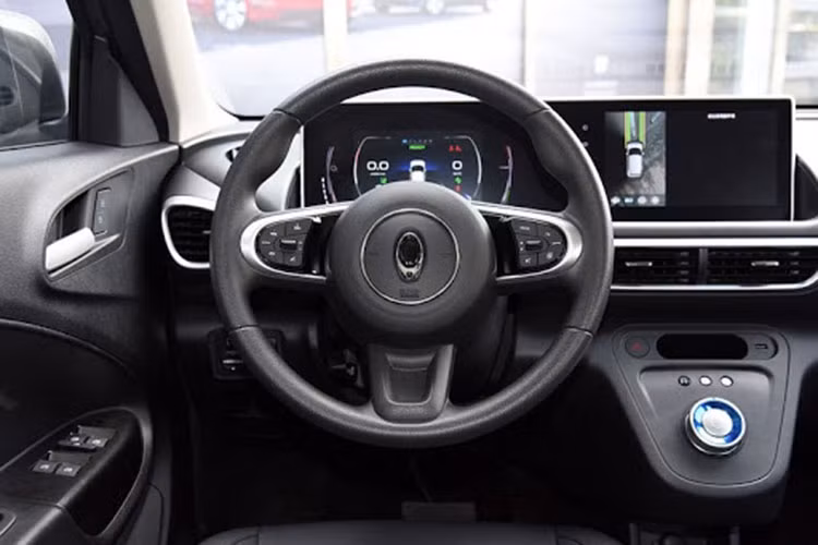 Bên trong khoang nội thất của Ora White Cat hướng đến sự rộng rãi, thực dụng và có nhiều chi tiết hiện đại như cần số điện dạng xoay, màn hình giải trí nối liền với đồng hồ đo tốc độ giống kiểu Mercedes-Benz. Vô lăng 3 chấu bọc da, tích hợp nhiều nút chức năng khác nhau. 