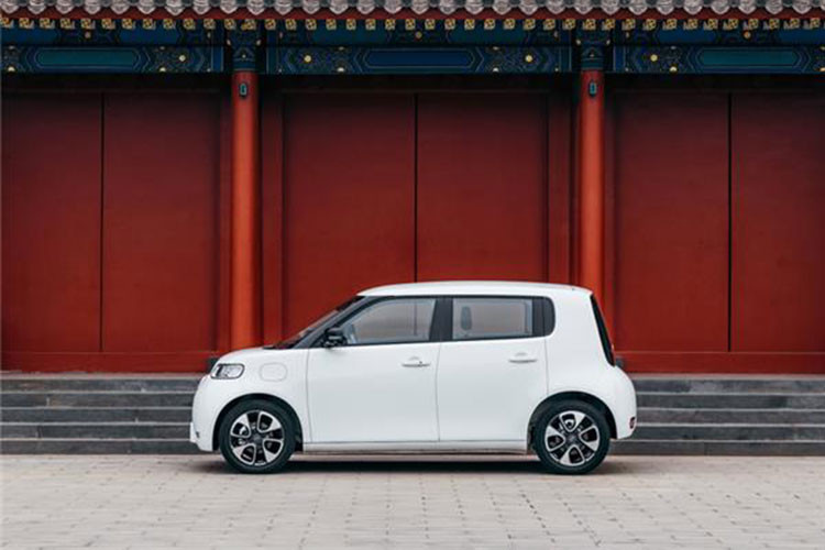 Xe sở hữu kiểu dáng nhỏ gọn, tương đương các dòng ôtô cỡ nhỏ hạng A tại Việt Nam. Mẫu xe này sở hữu kích thước dài, rộng, cao tương ứng 3.625 x 1.660 x 1.530 (mm), chiều dài cơ sở ở mức 2.490mm.