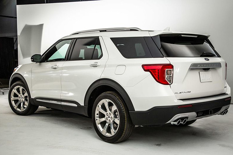 Chính vì điều này, hy vọng Explorer bản Limited mới trong tương lai nhập về Việt Nam sử dụng máy 2.3L Ecoboost sẽ có 2 lựa chọn: cầu sau (RWD) hoặc bốn bánh (AWD) nhằm tiết kiệm chi phí mua xe hơn so với một lựa chọn duy nhất là dẫn động bốn bánh (AWD) như hiện nay. Nếu bạn cần một chiếc Ford Explorer mạnh mẽ nhất, thì nay hãng xe Mỹ đã tạo ra phiên bản ST thể thao với sức mạnh 400hp từ động cơ V6 3.0L tăng áp EcoBoost®.