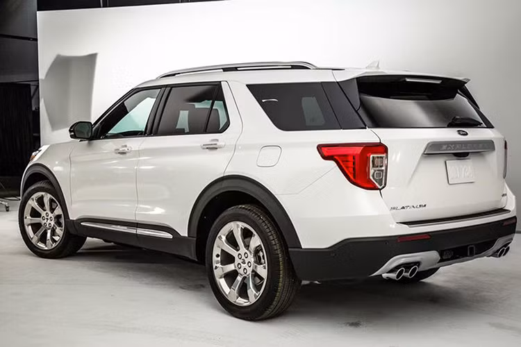 Chính vì điều này, hy vọng Explorer bản Limited mới trong tương lai nhập về Việt Nam sử dụng máy 2.3L Ecoboost sẽ có 2 lựa chọn: cầu sau (RWD) hoặc bốn bánh (AWD) nhằm tiết kiệm chi phí mua xe hơn so với một lựa chọn duy nhất là dẫn động bốn bánh (AWD) như hiện nay. Nếu bạn cần một chiếc Ford Explorer mạnh mẽ nhất, thì nay hãng xe Mỹ đã tạo ra phiên bản ST thể thao với sức mạnh 400hp từ động cơ V6 3.0L tăng áp EcoBoost®.