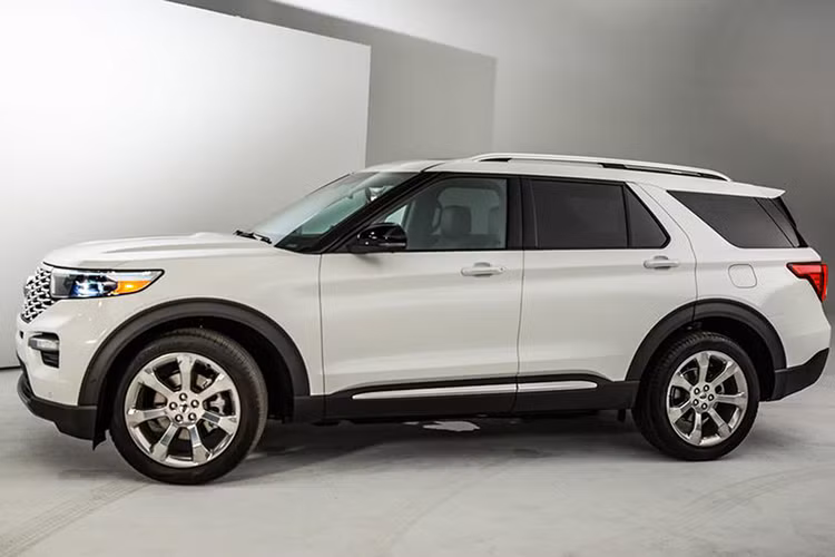 Việc hãng xe Mỹ ứng dụng khung gầm mới cho mẫu xe SUV Ford Explorer 2020 giúp giảm trọng lượng xe xuống 1.970 kg – thấp hơn 50 kg so với người tiền nhiệm. Trọng lượng kéo tối đa của chiếc xe đạt 2.540 kg.