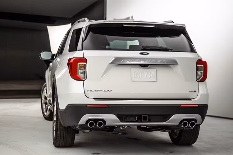 Phần đuôi xe của mẫu xe Ford Explorer thế hệ mới này gần như sở hữu thiết kế tương tự phiên bản cũ. Trong khi các cửa sổ ghế phụ được làm dốc hơn khiến xe phần nào bị giảm bớt chất mạnh mẽ nam tính.