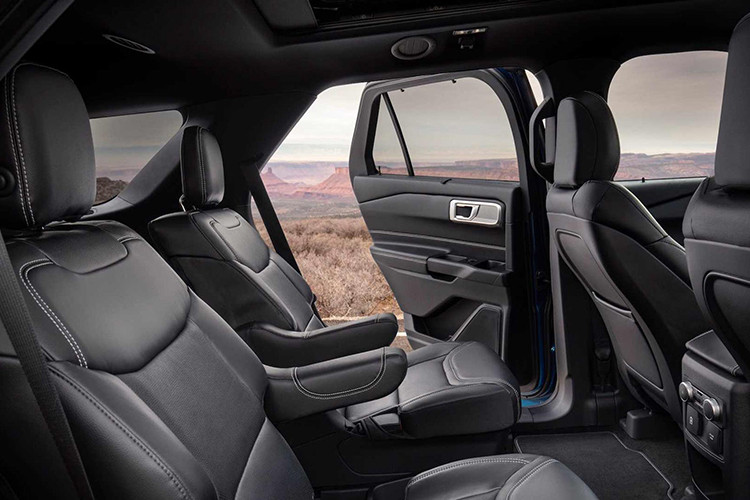 Các trang bị tiêu chuẩn là điều hòa 2 vùng độc lập, hotspot 4G LTE Wi-Fi, hệ thống ghế ngồi gập 40/20/40 và hệ thống thông tin giải trí SYNC 3 tích hợp giao thức kết nối Apple CarPlay/Android Auto trên màn hình trung tâm 8 inch. Phiên bản cao cấp hơn một chút sẽ mang lại thêm ghế chỉnh điện 10 hướng cho người lái, ghế hành khách chỉnh điện 4 hướng, vô lăng bọc da, bảng đồng hồ kỹ thuật số 6,5 inch, cổng sạc USB cho hàng ghế thứ 2 và nút bấm khởi động xe.