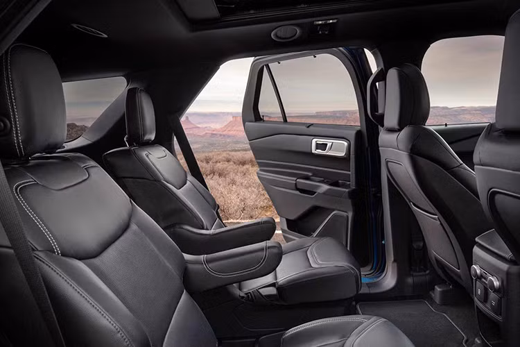 Các trang bị tiêu chuẩn là điều hòa 2 vùng độc lập, hotspot 4G LTE Wi-Fi, hệ thống ghế ngồi gập 40/20/40 và hệ thống thông tin giải trí SYNC 3 tích hợp giao thức kết nối Apple CarPlay/Android Auto trên màn hình trung tâm 8 inch. Phiên bản cao cấp hơn một chút sẽ mang lại thêm ghế chỉnh điện 10 hướng cho người lái, ghế hành khách chỉnh điện 4 hướng, vô lăng bọc da, bảng đồng hồ kỹ thuật số 6,5 inch, cổng sạc USB cho hàng ghế thứ 2 và nút bấm khởi động xe.