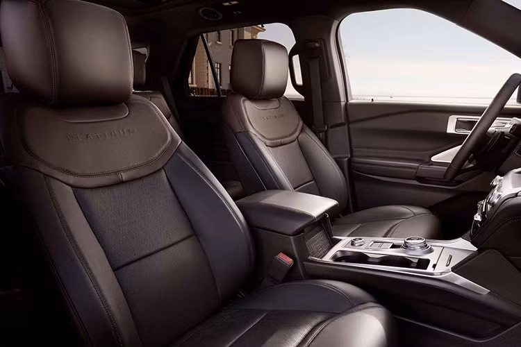 Điểm đặc biệt là sự xuất hiện của màn hình giải trí 10,1 inch có thiết kế giống như đem một chiếc máy tính bảng gắn lên táp lô của xe, đây là cách bố trí mới lạ khi nó không nằm chìm như xe Tesla mà lồi hẳn ra ngoài. Phiên bản cao cấp nhất là Platinum sở hữu táp lô bọc da, ốp gỗ Ash Swirl, ghế bọc da họa tiết kim cương đặc biệt, bảng đồng hồ kỹ thuật số 12,3 inch cùng cửa sổ trời cỡ lớn.