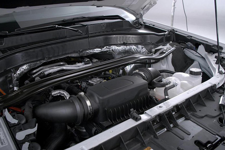 So với thế hệ cũ, Ford Explorer phiên bản máy 2.3L Ecoboost mới đã thay đổi cách bố trí động cơ, thay vì đặt ngang sử dụng hệ dẫn động cầu trước (FWD) tiêu chuẩn, hoặc thiết lập hệ dẫn động bốn bánh (AWD) tùy chọn. Trên Explorer mới, hãng Ford đã đặt dọc máy 2.3L Ecoboost nhằm tạo ra hệ dẫn động cầu sau (RWD) tiêu chuẩn đúng chất xe SUV, bên cạnh tùy chọn hệ dẫn động bốn bánh (AWD) như cũ.