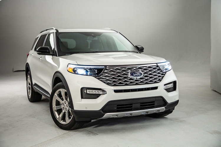 Tổng thể thiết kế của Explorer mới không có nhiều thay đổi so với phiên bản hiện hành. Chi tiết thay đổi đáng kể nhất là thiết kế đèn pha trước và cụm lưới tản nhiệt. Có thể thấy Ford Explorer 2020 sở hữu cặp đèn pha thuôn dài dạng lưỡi dao. Lưới tản nhiệt bớt vuông vức hơn mà chuyển qua dạng hình lục giác với mặt lưới họa tiết tổ ong.