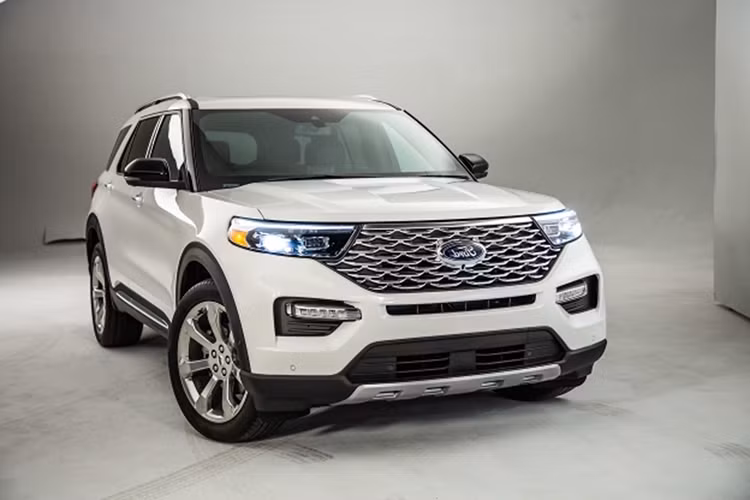 Tổng thể thiết kế của Explorer mới không có nhiều thay đổi so với phiên bản hiện hành. Chi tiết thay đổi đáng kể nhất là thiết kế đèn pha trước và cụm lưới tản nhiệt. Có thể thấy Ford Explorer 2020 sở hữu cặp đèn pha thuôn dài dạng lưỡi dao. Lưới tản nhiệt bớt vuông vức hơn mà chuyển qua dạng hình lục giác với mặt lưới họa tiết tổ ong.