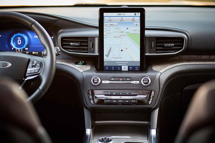 Ngược lại với những thay đổi của ngoại thất Explorer 2020 thì nội thất chiếc SUV là một sự lột xác toàn diện khi vừa sở hữu thiết kế hoàn toàn mới. Tổng thể cabin mang nét tối giản hóa, vừa đủ những chi tiết cầu kỳ đi kèm độ thực tiễn cao, chất liệu chế tạo táp lô hay ghế ngồi cũng được nâng cấp so với trước.