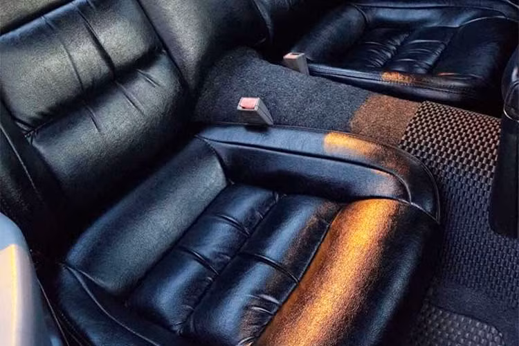 Ghế ngồi bọc da kiểu thể thao cũng đã được chủ nhân bọc lại khá mới. Được biết mặc dù đã sử dụng gần 20 năm, nhưng chiếc Chevrolet Camaro đời 1989 mới chỉ chạy được quãng đường khoảng hơn 85.000 km.