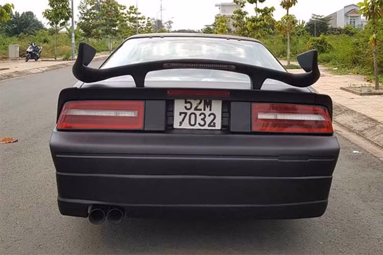 Nhìn từ phía sau có thể thấy chiếc xe được thiết kế với cản sau lớn, hệ thống ống xả kép, các chiết khá đon giản nhưng mạch lạc. Trên mẫu xe này, mầu sơn nguyên bản đã được chủ nhân làm mới bằng đen nhám.