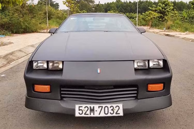 Mới đây, một người chuyên mua bán xe cũ tại Đồng Nai vừa cho rao bán trên mạng xã hội một chiếc xe thể thao Chevrolet Camaro đời 1989. Đây là mẫu xe thương hiệu Mỹ thuộc diện hàng hiếm tại Việt Nam hiện nay.