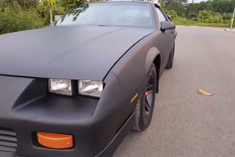 Hàng hiếm Chevrolet Camaro đời 1989 này được nhập khẩu trực tiếp từ Mỹ với thiết kế thế thao, đúng chất của dòng xe cơ bắp thập niên 80. Phần đầu xe sở hữu đèn pha thụt sâu vào phía trong, lưới tản nhiệt thiết kế dạng hình thang cùng đèn xi nhan đặt thấp.