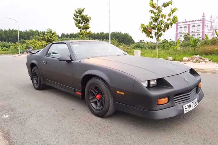 Theo thông tin người rao bán tại Đồng Nai cho hay, chiếc xe thể thao này được sản xuất vào năm 1989 này có giá lên đến 1,2 tỷ đồng. Với mức giá rao bán mẫu xe thể thao đời cũ này, nó được xem là ngang bằng với một chiếc sedan Toyota Camry bản 2.5G mới cứng "đập thùng".