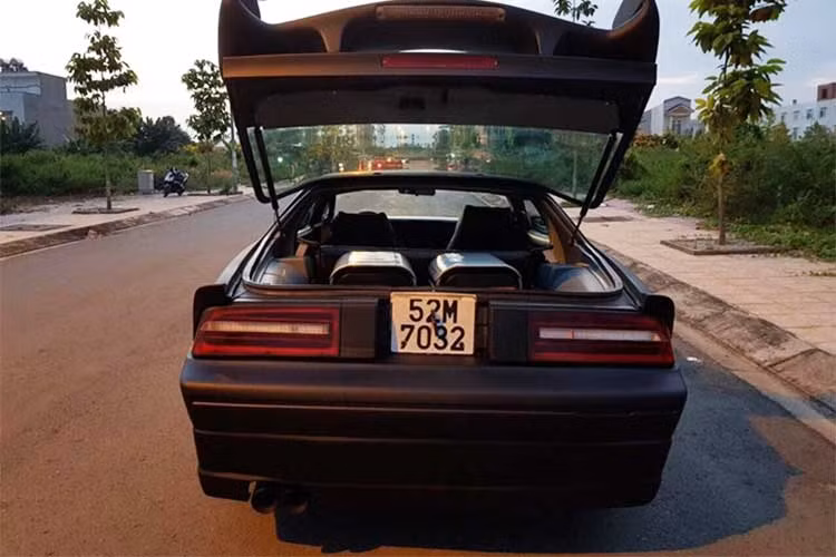 Đến năm 1986 mẫu xe cơ bắp Mỹ này tiếp tục được nâng cấp lên động cơ V6, dung tích 2.8 lít. Khối động cơ trên đi kèm hộp số sàn 5 cấp.