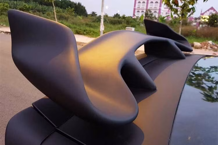 Ngoại thất của xe có lẽ đáng chú ý nhất với bộ cánh gió thiết kế lớn dạng "sừng trâu" này. Ngoài ra còn có bộ mâm mới kèm lốp thể thao cũng được chủ nhân trang bị thêm giúp cho chiếc xe đẹp mắt và cá tính hơn.