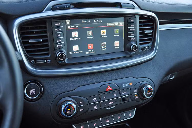 Bên trong Kia Sorento High Spec 2017 xuất hiện ghế bọc da thay vì nỉ, 2 ghế trước chỉnh điện, ghế lái chỉnh đệm lưng, cụm đồng hồ với màn hình đa thông tin Supervision 7 inch và bộ pedal bằng hợp kim. iếp đến là hệ thống thông tin giải trí với màn hình cảm ứng, hệ thống kết nối Bluetooth và dàn âm thanh 6 loa. 